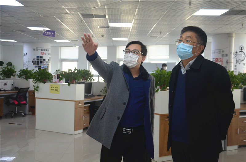 中共安陽市委統(tǒng)戰(zhàn)部副部長、市工商聯(lián)黨組書記郭洪俠一行調(diào)研安陽青峰防疫工作和復工復產(chǎn)情況