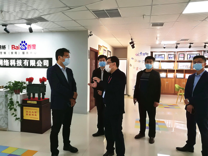 安陽市商務(wù)局副局長張躍勇，攜同天津伍創(chuàng)電子商務(wù)有限公司李富民一行蒞臨安陽青峰網(wǎng)絡(luò)參觀指導(dǎo)！！